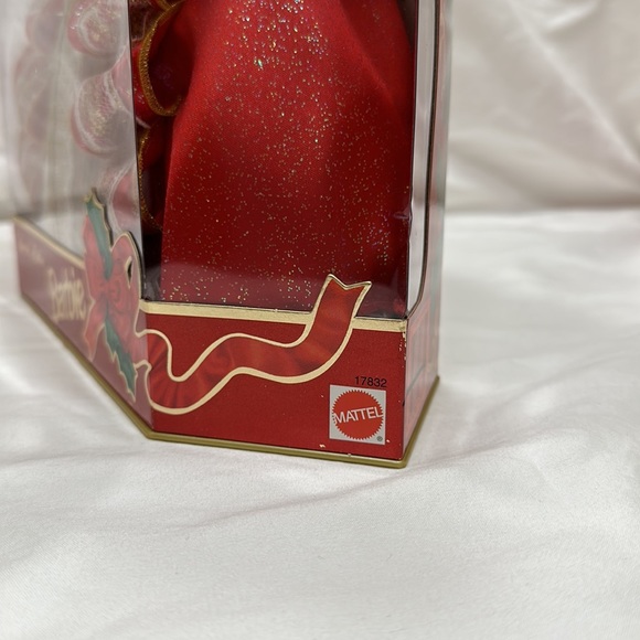 Happy Holidays Barbie - Picture 2 of 7